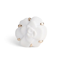 Charger l'image dans la galerie, Bague de la maison Chanel Modèle Camélia