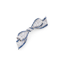 Charger l'image dans la galerie, Broche nœud en platine Art Déco en diamant et saphirs calibrés