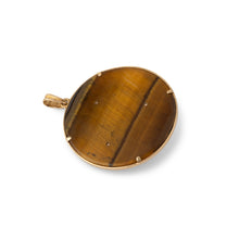 Charger l'image dans la galerie, Pendentif en or jaune représentant un dragon en relief sur un œil-de-tigre