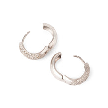 Charger l'image dans la galerie, Créoles en or gris au design bombé, entièrement pavées de diamants