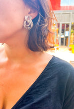 Charger l'image dans la galerie, Importante boucle d'oreilles Platine et diamants circa 1930