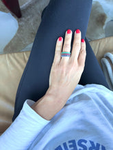 Charger l'image dans la galerie, Alliances sur or gris en saphirs,rubis et émeraudes