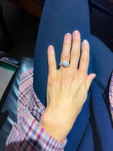 Charger l'image dans la galerie, Bague en or gris ornée d'un diamant ovale et pavée de diamants