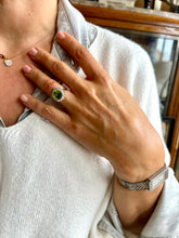 Charger l'image dans la galerie, Bague Margueritte ornée d'un péridot, entouré de diamant