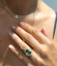 Charger l'image dans la galerie, Bague en or jaune ornée d'une émeraude