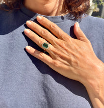 Charger l'image dans la galerie, Bague en or jaune ornée d'une émeraude