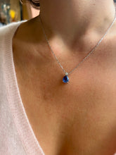 Charger l'image dans la galerie, Collier en or gris orné d'un saphir poire