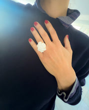 Charger l'image dans la galerie, Bague de la maison Chanel Modèle Camélia