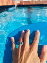 Charger l'image dans la galerie, Bague entourage émeraude et diamant.