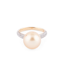Charger l'image dans la galerie, Bague en or jaune, ornée d'une perle de culture Gold des mers du sud