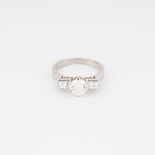 Charger l'image dans la galerie, Bague en or gris centrée d’un diamant taille moderne