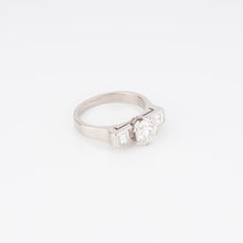 Charger l'image dans la galerie, Bague en or gris centrée d’un diamant taille moderne