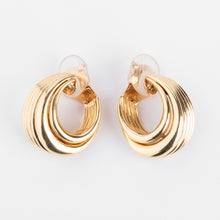 Charger l'image dans la galerie, Paire de créoles or jaune  maison Van Cleef And Arpels