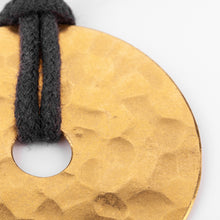 Charger l'image dans la galerie, Pendentif martelée de la maison Dinh Van modèle cible