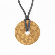 Charger l'image dans la galerie, Pendentif martelée de la maison Dinh Van modèle cible