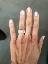 Charger l'image dans la galerie, Bague or nacre et diamants signée de la Maison Mauboussin