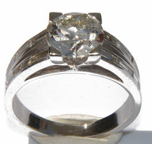 Charger l'image dans la galerie, Bague solitaire ornée d'un diamant épaulée de diamant taille baguette
