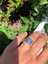 Charger l'image dans la galerie, Bague Dinh Van modèle Seventies en or gris et diamant grand modèle