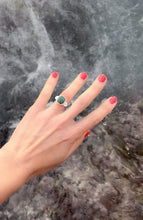 Charger l'image dans la galerie, Bague en or jaune malachite,nacre et diamants