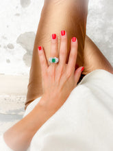 Charger l'image dans la galerie, Bague en or gris et platine ornée d'une émeraude et diamants