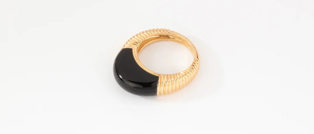 Bague ancienne en or avec motif noir, bijou signé vintage