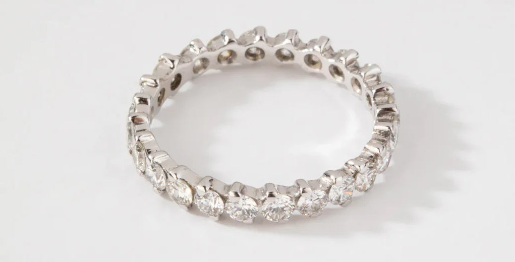 Bague de fiançailles en or blanc sertie de diamants, bijou ancien et élégant