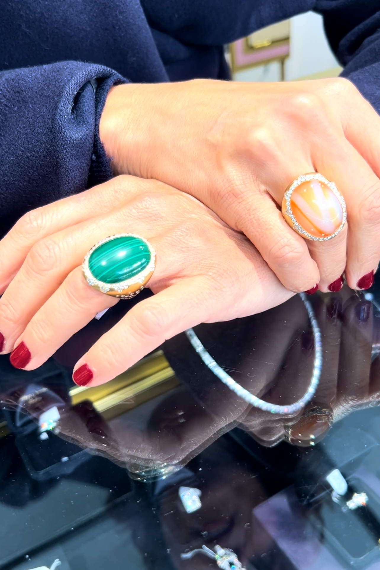 Bague en or jaune brossé ornée d'une agate et diamant