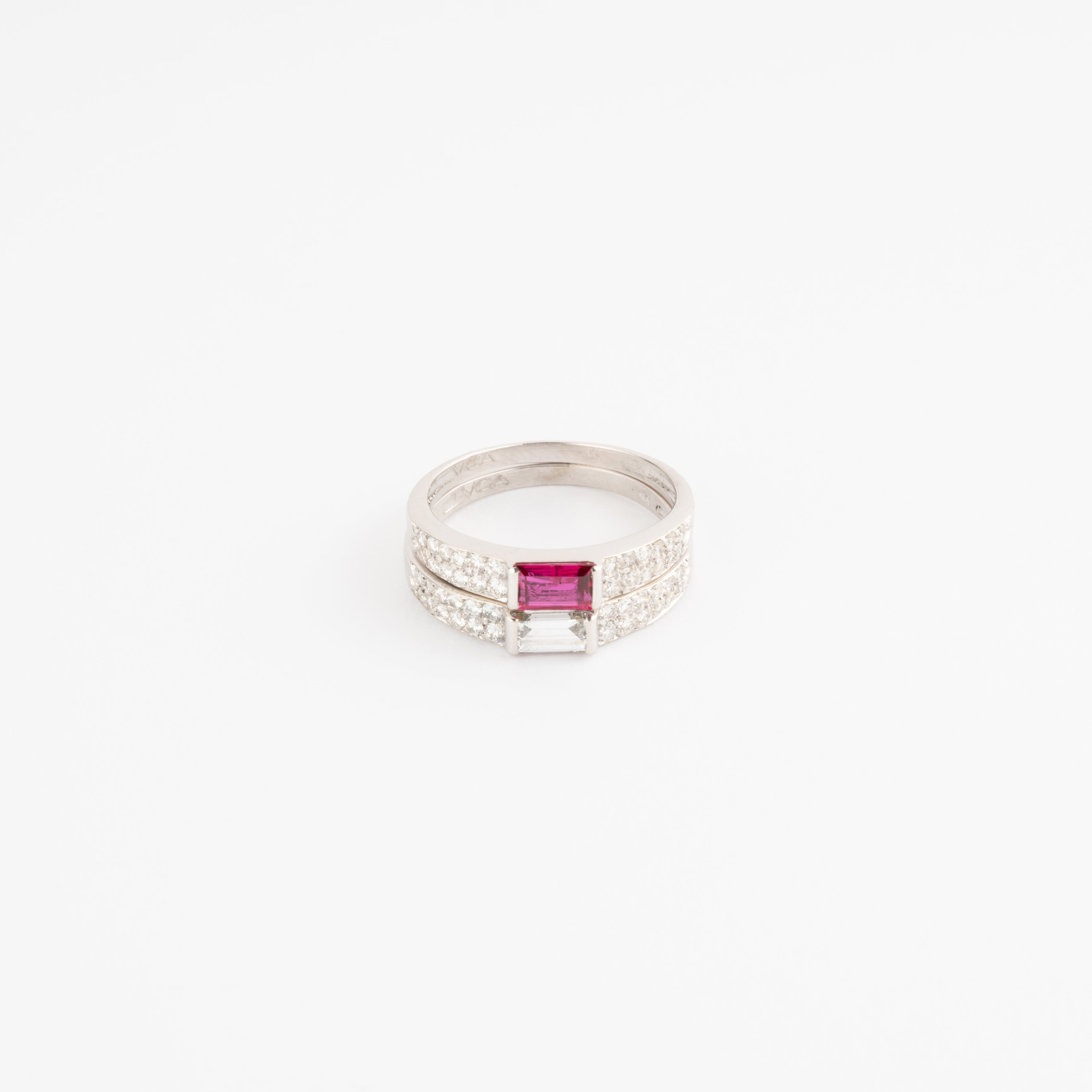 Bagues en or gris de la Maison Van Cleef