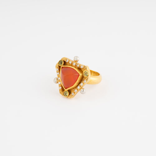 Bague en or jaune ornée d'une opale de feu