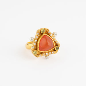 Bague en or jaune ornée d'une opale de feu