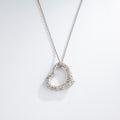 Pendentif en or gris formant un cœur pavée de diamants