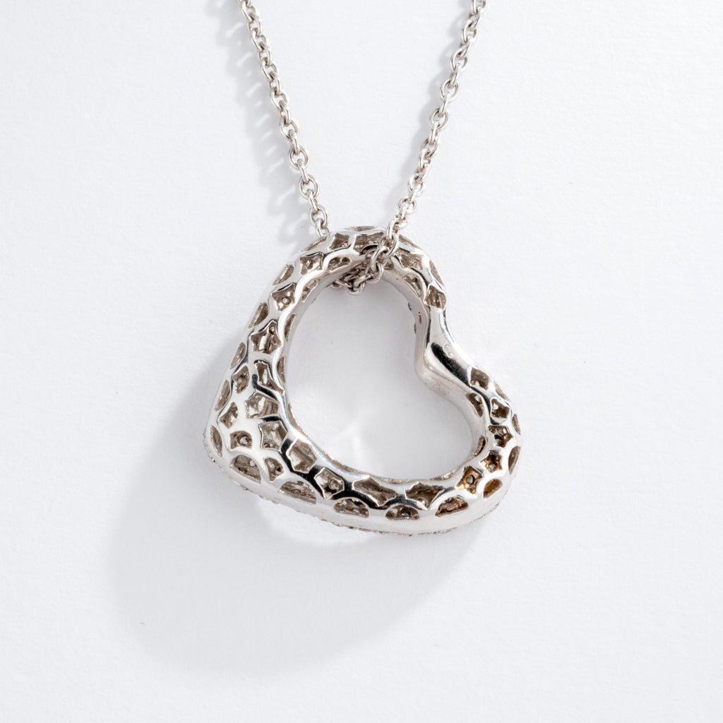 Pendentif en or gris formant un cœur pavée de diamants