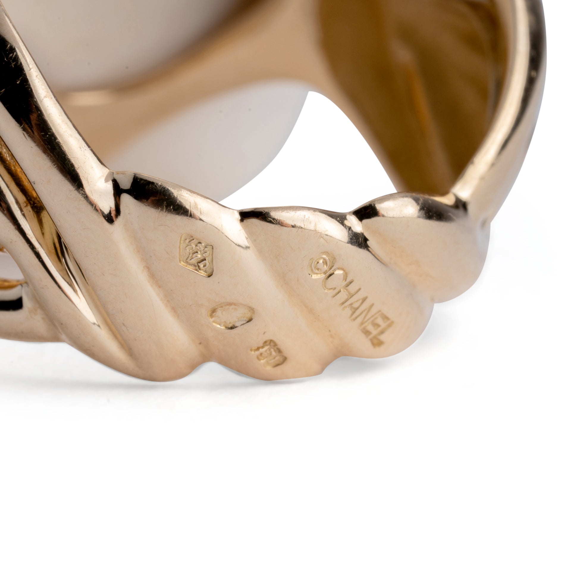 Bague de la maison Chanel Modèle Camélia