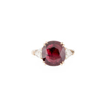 Charger l&#39;image dans la galerie, Bague rubis ovale épaulée de deux diamants triangles
