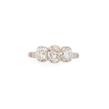 Charger l&#39;image dans la galerie, Bague en platine trilogie ornée de 3 diamants taille ancienne
