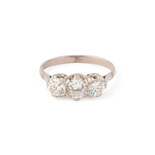 Charger l&#39;image dans la galerie, Bague en platine trilogie ornée de 3 diamants taille ancienne
