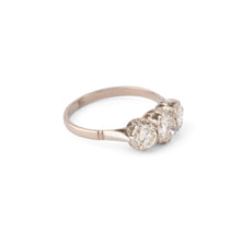 Charger l&#39;image dans la galerie, Bague en platine trilogie ornée de 3 diamants taille ancienne
