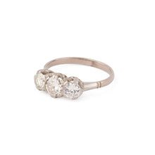 Charger l&#39;image dans la galerie, Bague en platine trilogie ornée de 3 diamants taille ancienne
