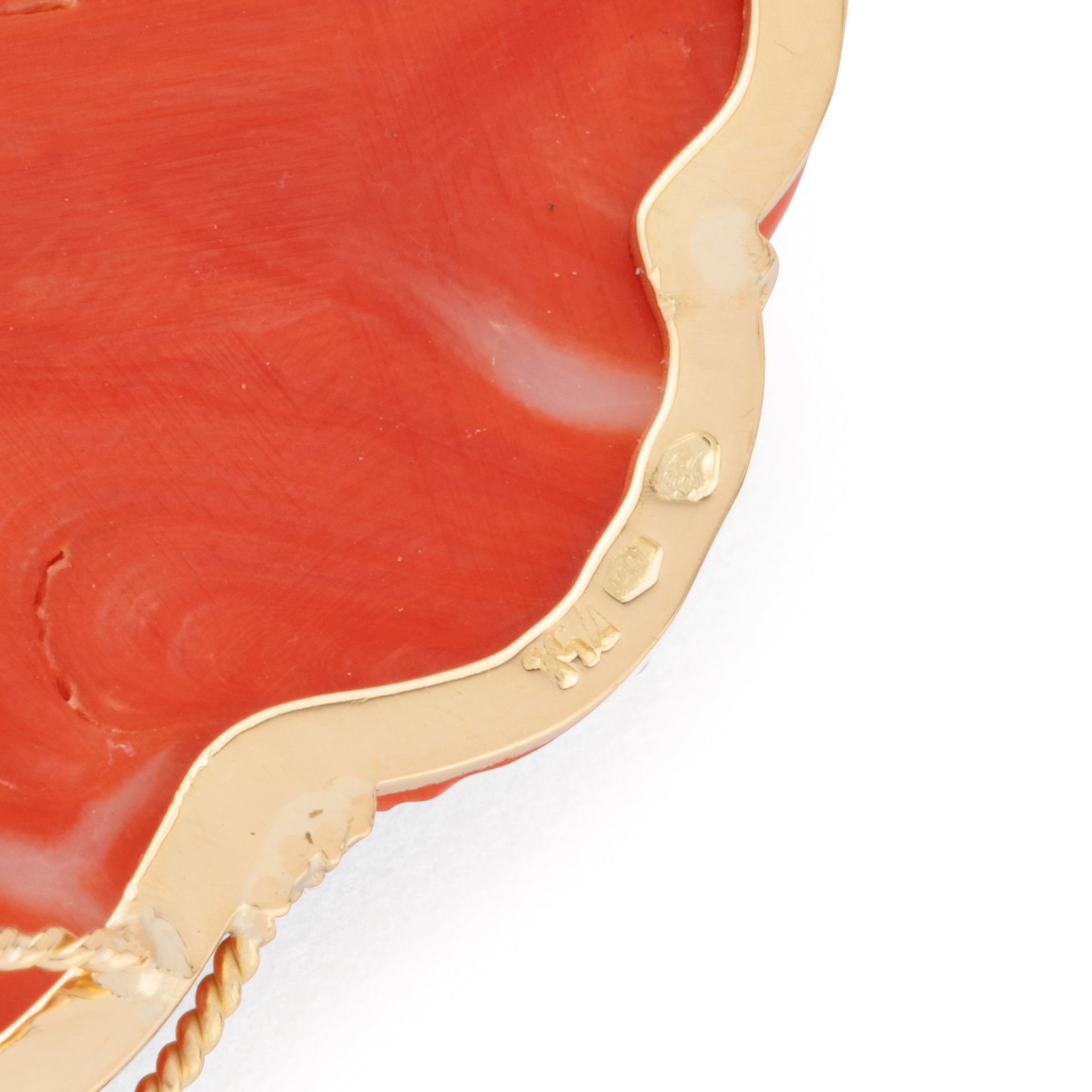 Pendentif en corail sur or jaune,représentant une tête de femme