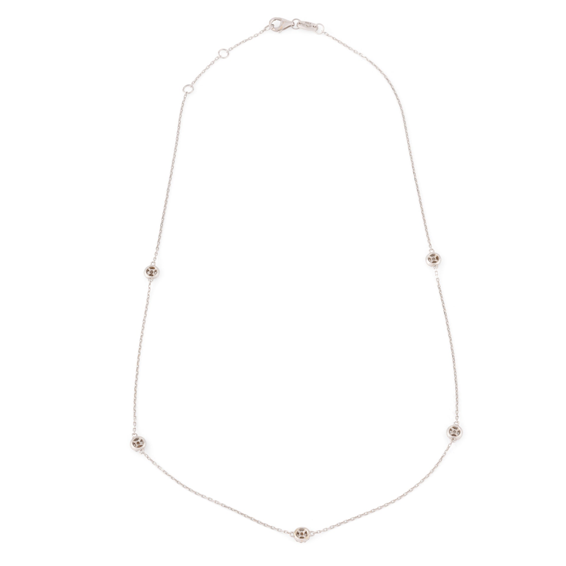 Collier en or gris ornée de 5 diamants entourés de plus petit diamant
