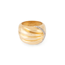 Charger l&#39;image dans la galerie, Bague godronnée en or jaune souligné d&#39;une ligne de diamant
