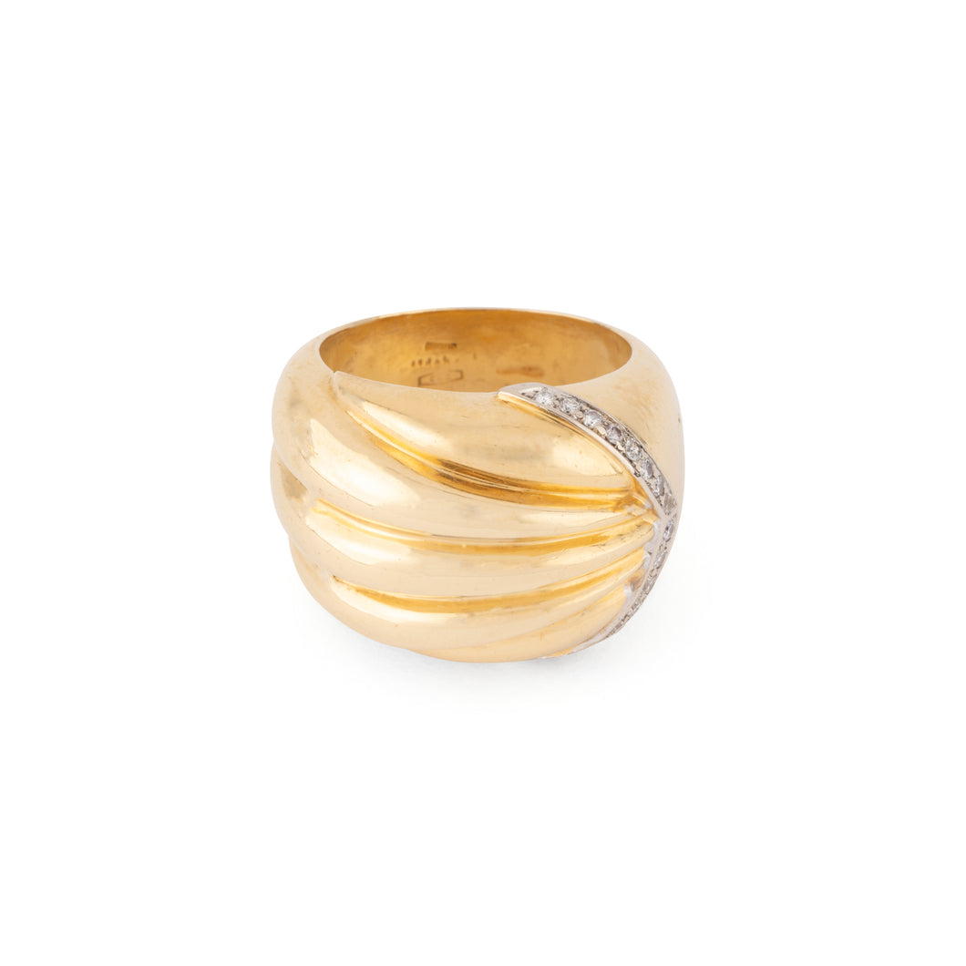 Bague godronnée en or jaune souligné d'une ligne de diamant
