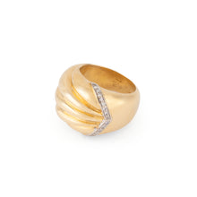 Charger l&#39;image dans la galerie, Bague godronnée en or jaune souligné d&#39;une ligne de diamant
