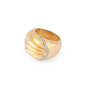 Bague godronnée en or jaune souligné d'une ligne de diamant