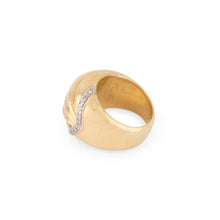 Charger l&#39;image dans la galerie, Bague godronnée en or jaune souligné d&#39;une ligne de diamant

