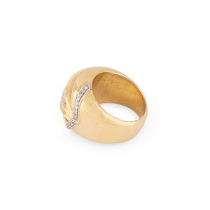 Bague godronnée en or jaune souligné d'une ligne de diamant
