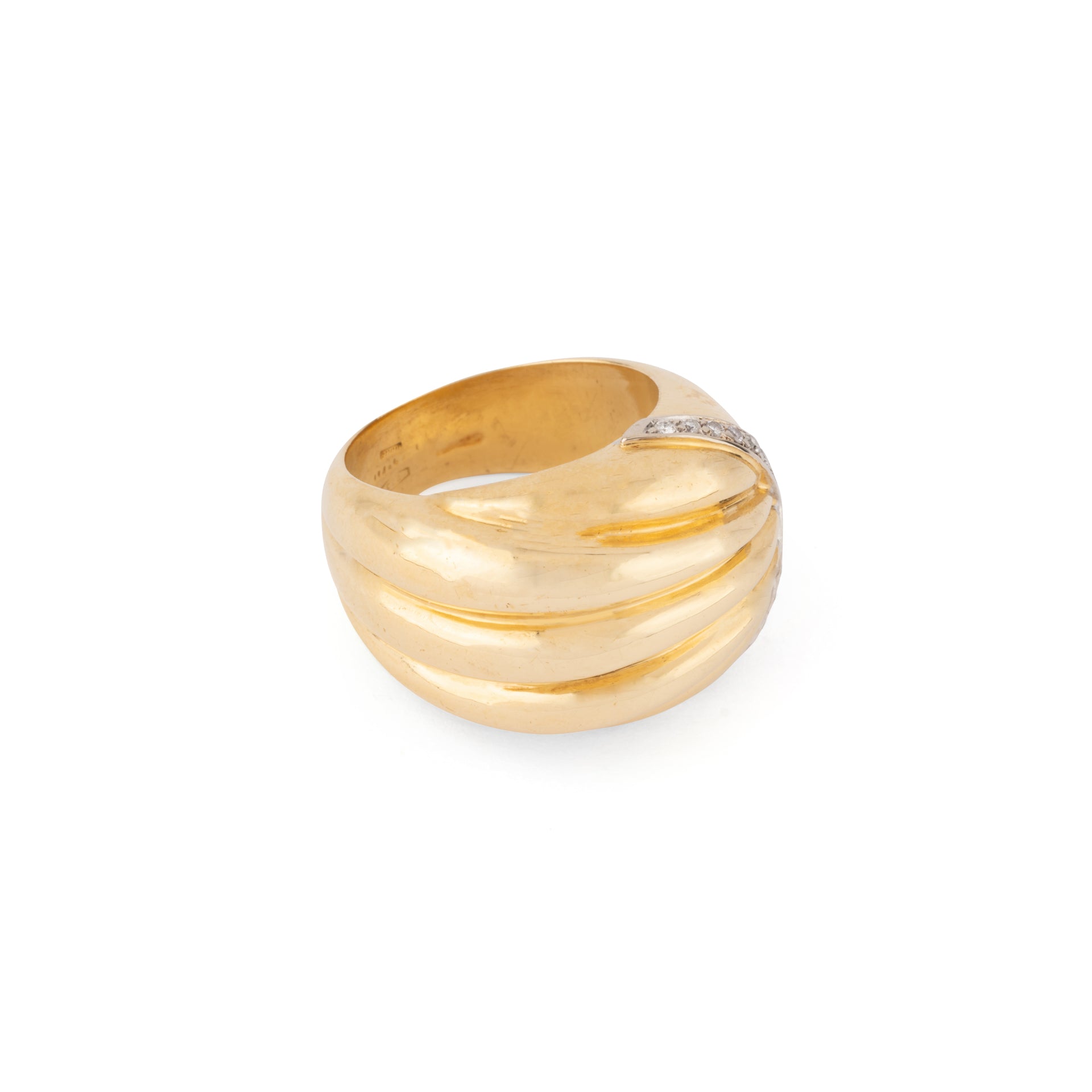 Bague godronnée en or jaune souligné d'une ligne de diamant
