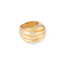 Charger l&#39;image dans la galerie, Bague godronnée en or jaune souligné d&#39;une ligne de diamant
