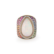 Charger l&#39;image dans la galerie, Bague en or jaune ornée d&#39;un cabochon d&#39;opale et saphirs multicolores
