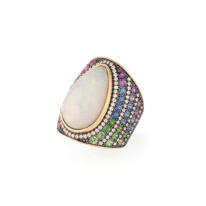 Bague en or jaune ornée d'un cabochon d'opale et saphirs multicolores